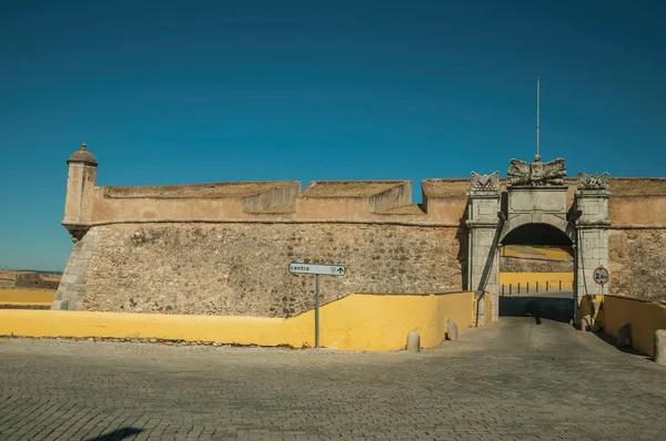 Calle desierta yendo hacia la puerta de entrada de la muralla de la ciudad —  Fotos de Stock