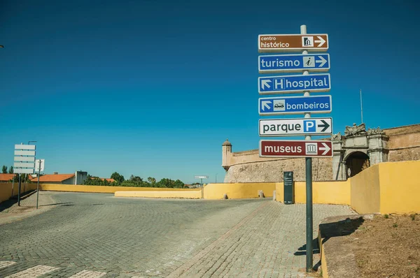 Segnaletica che indica i servizi pubblici e le attrazioni cittadine di Elvas — Foto Stock