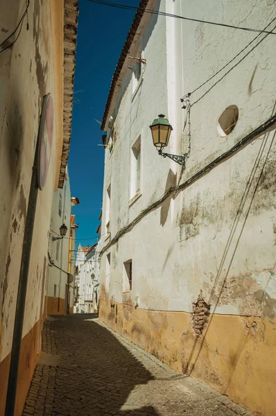 Callejón con viejas casas coloridas y calzada desierta — Foto de Stock