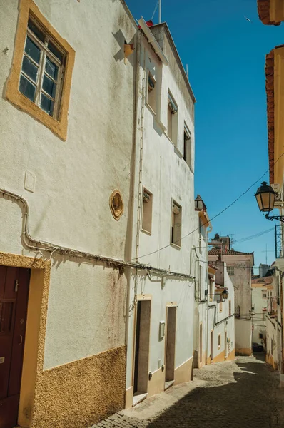 Alley régi színes házakkal és elhagyatott Causeway — Stock Fotó