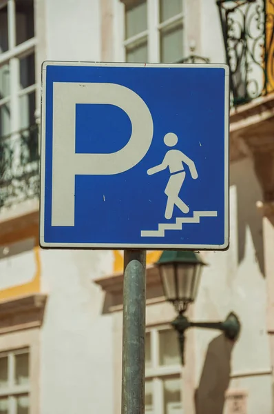 Straßenschild mit der Leiter für das Parken unter der Straße — Stockfoto