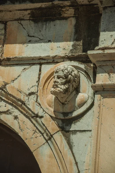 Escultura de cabeza de mármol en la parte superior del arco — Foto de Stock