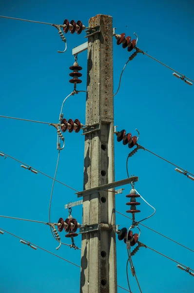 Elektrické kabely připojené k vysokému napětí — Stock fotografie