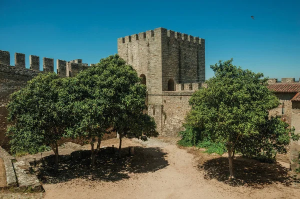 Paredes e torre em torno do pátio central no Castelo de Elvas — Fotografia de Stock