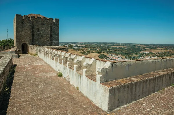 Тропинка на вершине каменной стены с башней у Эльбрусского замка — стоковое фото