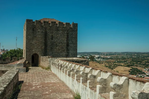 Шлях на вершині кам'яною стіною з вежею в замку Елваш — стокове фото
