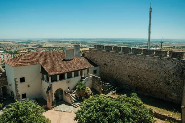 Stenmur och gårdsplan med hus på slottet Elvas — Stockfoto