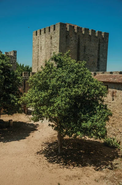 Кам'яні стіни і вежа навколо двору біля замку Елваш — стокове фото