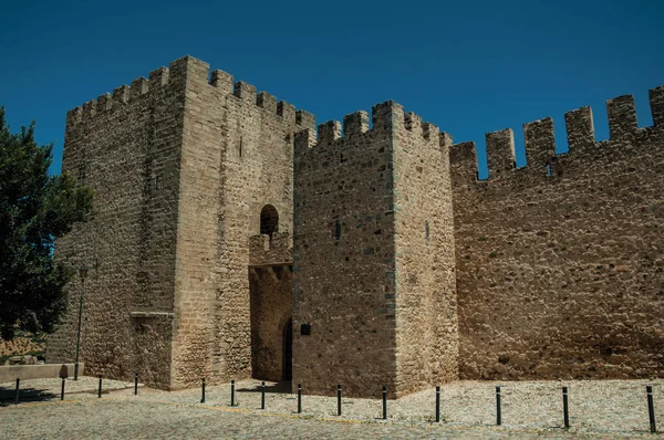 Кам'яні стіни і башти на передньому фасаді замку Елваш — стокове фото