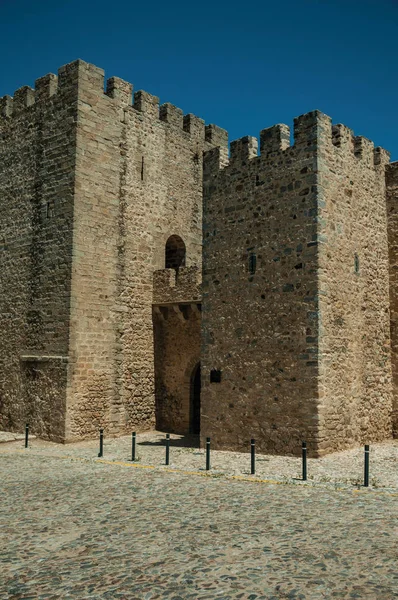 Πέτρινοι τοίχοι και πύργοι στην μπροστινή πρόσοψη του κάστρου Elvas — Φωτογραφία Αρχείου