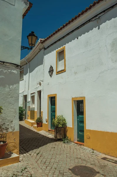 Viejas casas coloridas en un callejón desierto en Elvas — Foto de Stock