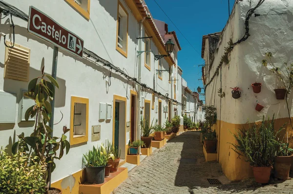 Antiguas casas coloridas y señalización que indica el Castillo en un callejón de Elvas — Foto de Stock