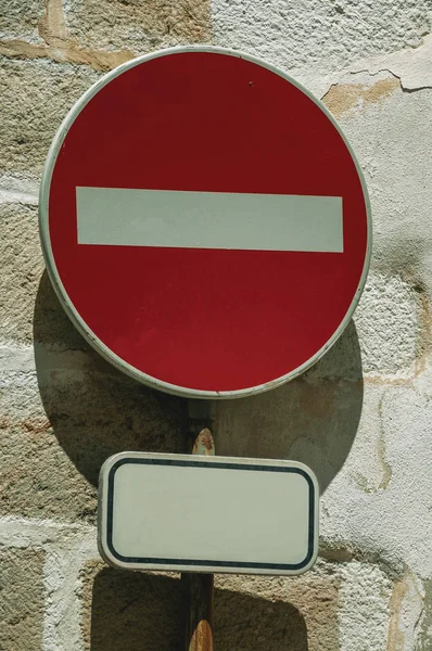 Kein Ortseingangsschild vor Mauer bei Ellwangen — Stockfoto