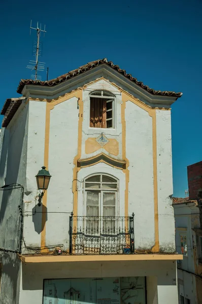 Calle con coloridas casas antiguas en un callejón desierto — Foto de Stock