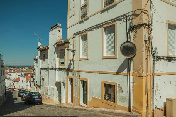 Old colorful houses with peeling plaster wall in a deserted alle — Stock Photo, Image