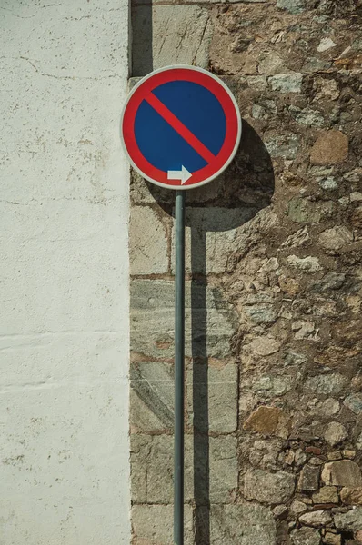 Kein wartendes Verkehrsschild vor Pflaster und Steinmauer auf Ellwangen — Stockfoto