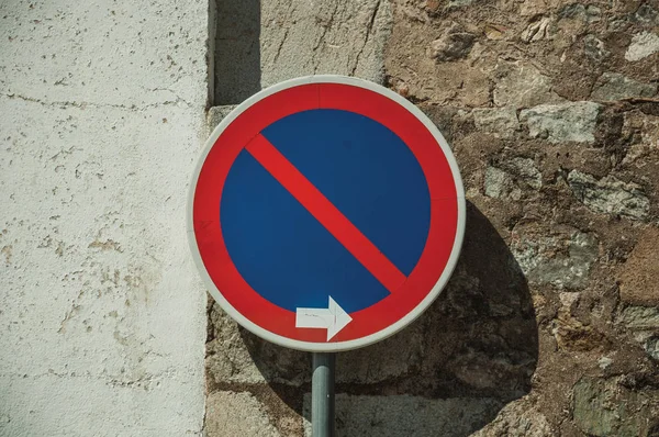 Kein wartendes Verkehrsschild vor Pflaster und Steinmauer auf Ellwangen — Stockfoto
