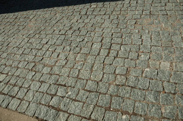 Крупним планом бруківка з граніту влаштовується на алеї — стокове фото