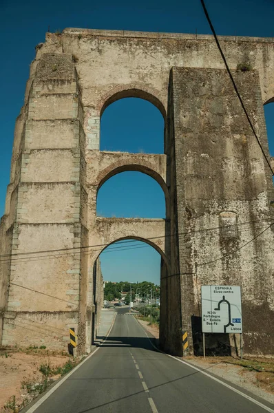 Υδραγωγείο με καμάρες και ορθογώνιες πυλώνες στο δρόμο προς Elvas — Φωτογραφία Αρχείου