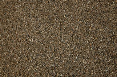 Asfaltın içine çakıl takılı yakın çekim