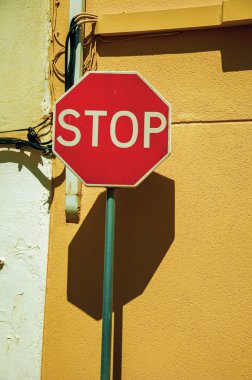 Kaba sıva duvarının önünde Giriş yolu tabelası yok