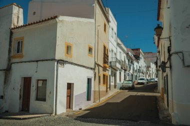 Çatlamış alçılı eski teraslı evler