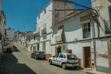 Çatlamış alçılı eski teraslı evler