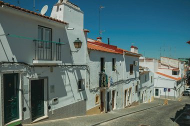 Çatlamış sıva ve ıssız geçit ile eski teraslı evler