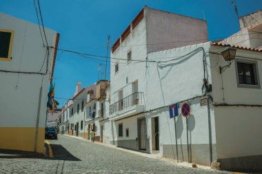 Çatlamış sıva ve ıssız geçit ile eski teraslı evler