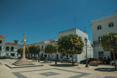 Mermer pillory ve heykel eski bina ile kare üstüne
