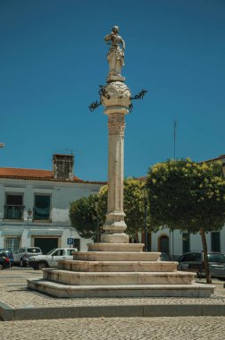 Mermer pillory ve heykel eski bina ile kare üstüne