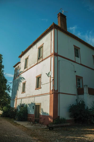 Cottage al tramonto in una piccola fattoria vicino Elvas — Foto Stock