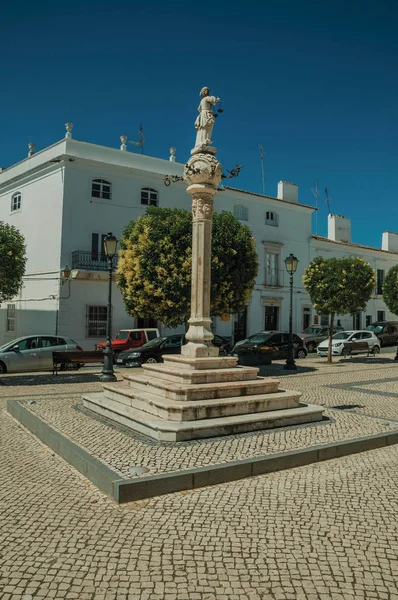 Gogna di marmo in piazza deserta con vecchi edifici — Foto Stock