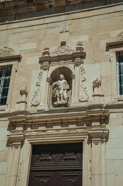 Escultura sobre la puerta de entrada en la fachada de la iglesia tallada en mármol — Foto de Stock