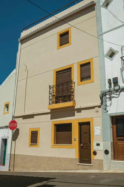 Stoppschild vor buntem Haus mit Terrasse — Stockfoto