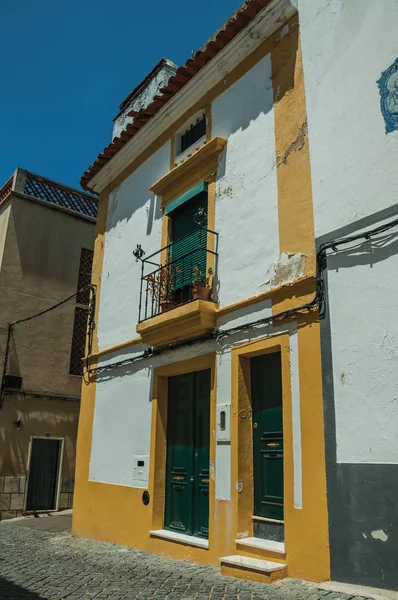 Antigua casa colorida con yeso áspero y terraza — Foto de Stock