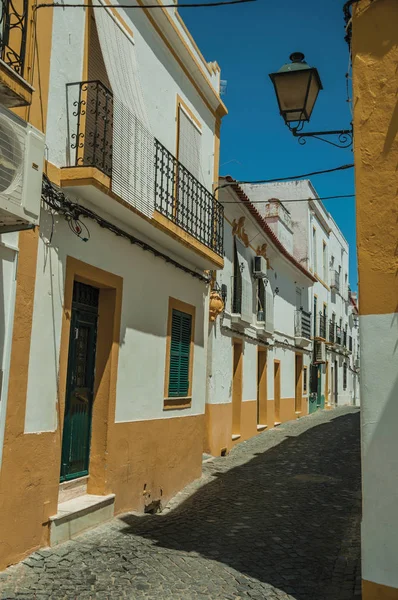 Viejas casas coloridas con callejón desierto — Foto de Stock