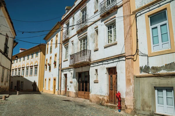 Allée de vieilles maisons en terrasses colorées avec mur de plâtre usé — Photo