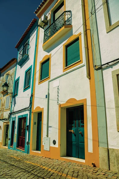 Callejón de antiguas casas coloridas con pared de yeso desgastado — Foto de Stock