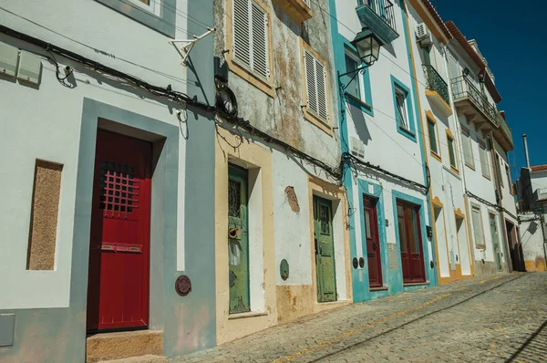 Callejón de antiguas casas coloridas con pared de yeso desgastado — Foto de Stock