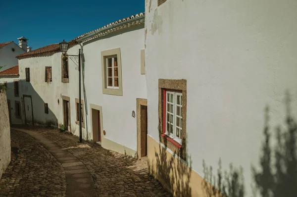Weiß getünchte Mauer in alten Häusern und Kopfsteinpflastergassen — Stockfoto