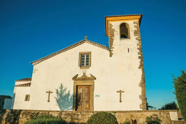 Pared encalada en iglesia antigua con campanario y puerta de madera — Foto de Stock