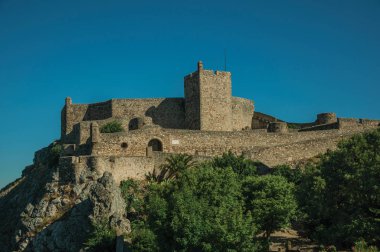 Marvao kayalık kayalık üzerinde Taş duvarlar ve Kale kulesi