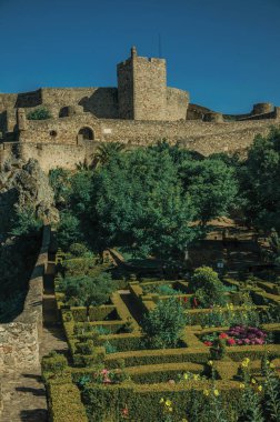 Marvao kayalık kayalık üzerinde Taş duvarlar ve Kale kulesi