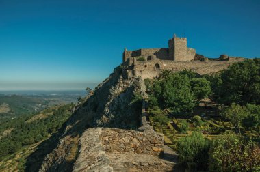 Marvao kayalık kayalık üzerinde Taş duvarlar ve Kale kulesi