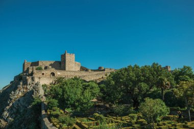 Marvao kayalık kayalık üzerinde Taş duvarlar ve Kale kulesi
