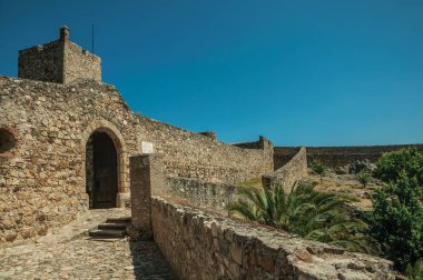 Marvao Kalesi'nde kule ve merdiven ile dış duvarda Ağ Geçidi