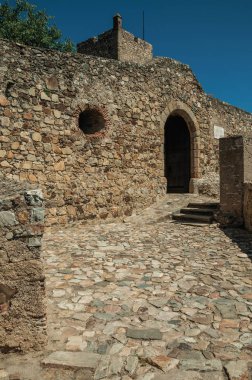 Marvao Kalesi'nde kule ile taş dış duvarda Ağ Geçidi