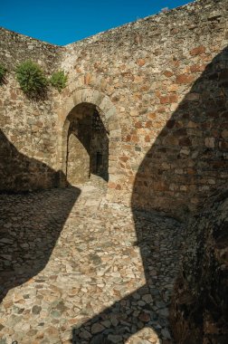 Marvao Kalesi'ndeki taş iç duvarda kemerli ağ geçidi