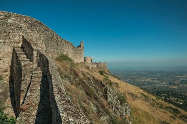 Marvao Kalesi'ndeki kayalık tepenin üzerindeki dış duvarlar ve kuleler